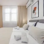 A&m 3 Bridge Luxury Center Apartman