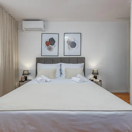 A&m 3 Bridge Luxury Center Apartment